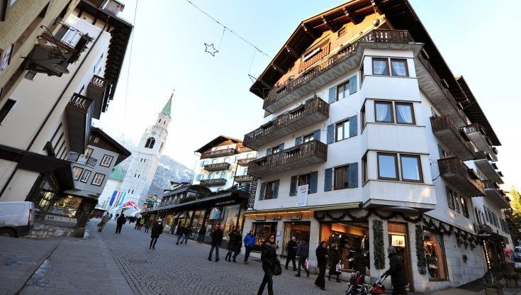 Vitto, alloggio e vista cime: a Cortina duecento in fila per fare il sagrestano
