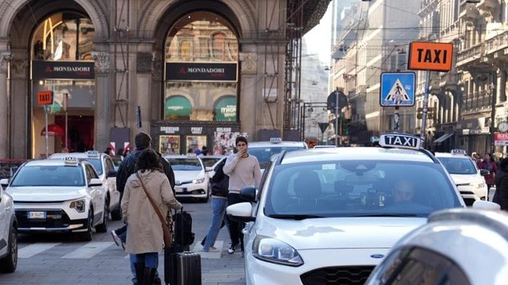 Taxi, l’Antitrust torna alla carica dei Comuni: “Aumentare le licenze e la flessibilità dei turni”
