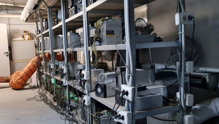 La "fabbrica" di Bitcoin nel centro di Milano: "Ecco come nasce la criptovaluta" 