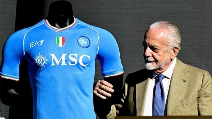 Napoli, anche quest’anno regalate maglie personalizzate ai consiglieri comunali e alla giunta