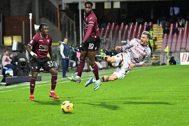 Bologna da Champions, primo colpo in trasferta a Salerno: 2-1 firmato Zirkzee