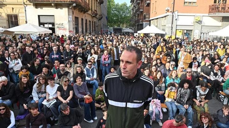 In centinaia per Zerocalcare al festival di Aska: “Il quartiere blindato fa impressione”