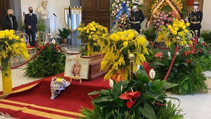 La camera ardente di Monica Vitti, il feretro in Campidoglio: mimose e una scritta "Grazie Monica"