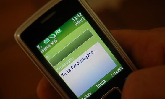 Stalking, perseguitava l'ex fidanzata con 400 sms al giorno