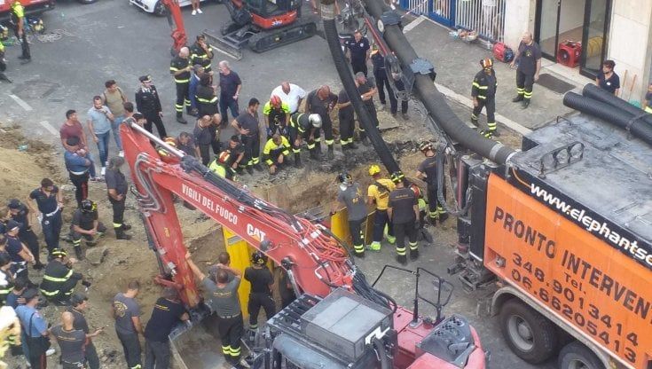 Banda del buco, scavano un tunnel, uomo resta sepolto vivo. Salvato dopo otto ore. Due arresti 