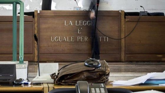 Cinghiate, morsi e peperoncino sugli occhi: così una madre "educava" il figlio