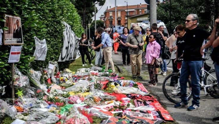 Arcore, tra le auto blu e la gente commossa fuori da villa Berlusconi: "Veniamo da Altamura per salutare il presidente"