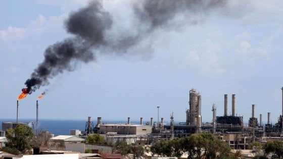 Petrolio in rialzo con il blocco all'export libico. Borse deboli senza Wall Street, Milano -0,6%