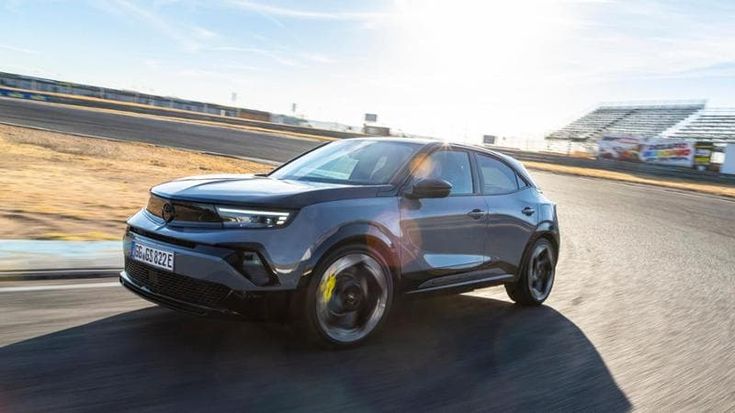 Opel Mokka GSE, il Suv elettrico da corsa prestato alla strada. Come va