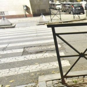 Torino, anziana inciampa in un tombino e muore: la procura apre un'inchiesta