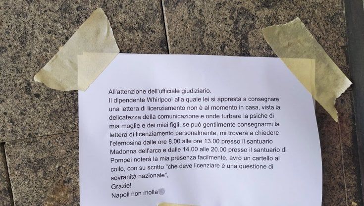 Licenziamenti Whirlpool di Napoli, "avviso" all'ufficiale giudiziario sul portone di casa: "Non sono qui, sto chiedendo l'elemosina"