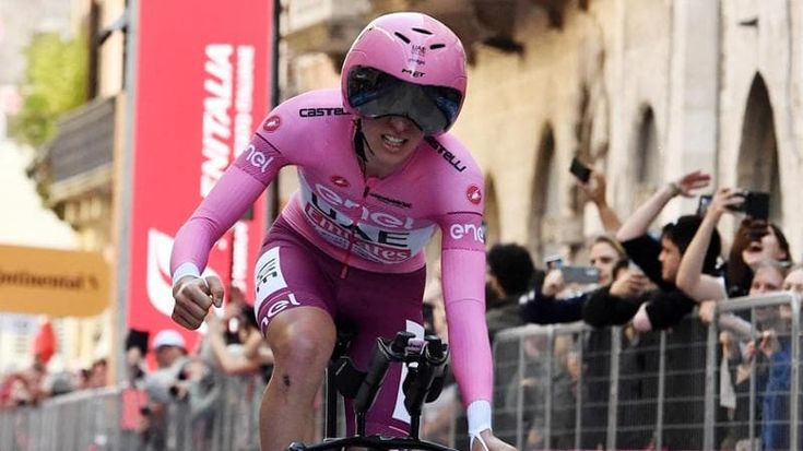 Giro d’Italia, Pogacar fenomenale anche a cronometro. Ganna ci crede ma deve arrendersi