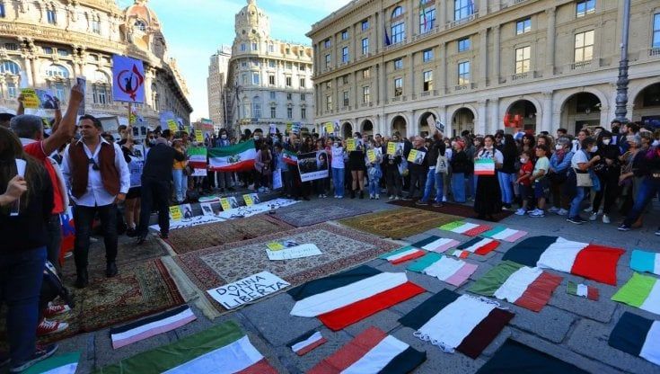 La consigliera comunale genovese si taglia i capelli in piazza in difesa delle donne iraniane e finisce in un video della Bbc in lingua araba
