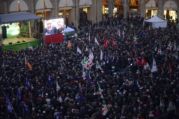 Regionali Emilia-Romagna, a Bologna piazza strapiena per Stefano Bonaccini