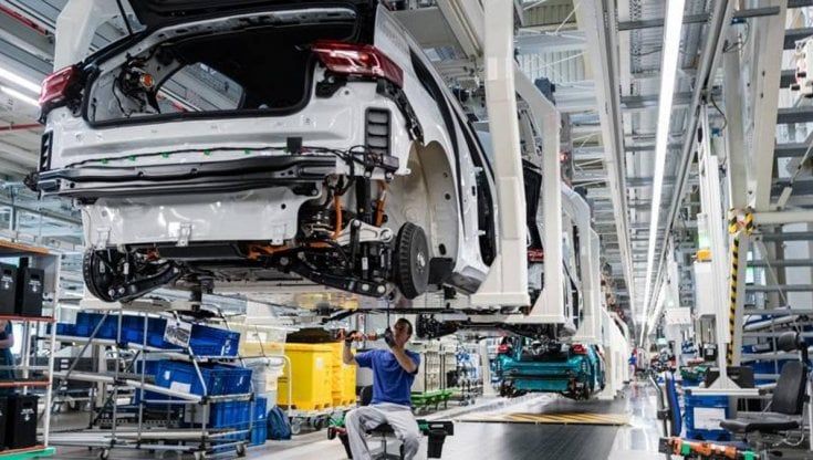 Effetto Covid, produzione mondiale scenderà di 15 milioni di veicoli 