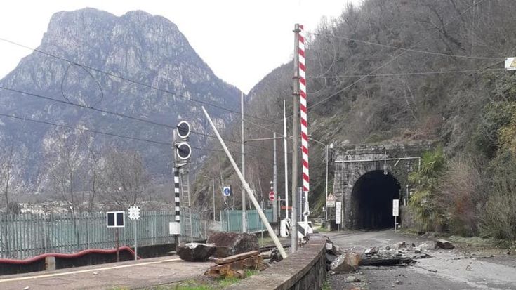 Frana in Valchiavenna, massi rotolano sui binari a Verceia: bloccate strada e ferrovia