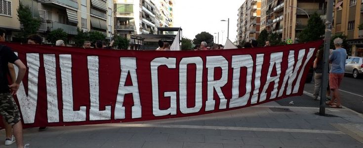 Roma, Villa Gordiani in corteo per difendere il campetto dalle ruspe