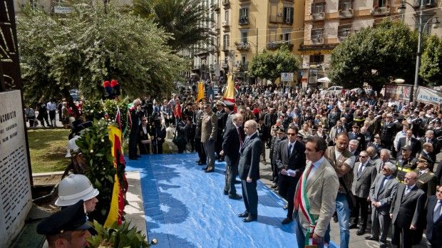 Folla a Napoli per le celebrazioni del 25 aprile