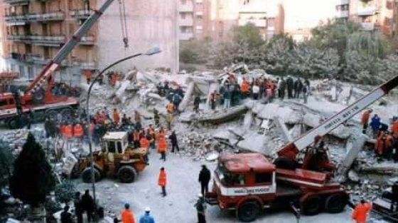 Vent'anni fa la strage di viale Giotto: Foggia ricorda le 67 vittime della palazzina con i pilastri di sabbia