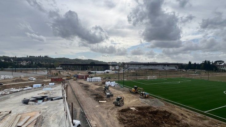 Via le sette gru dal cantiere del Viola Park, fine lavori vicina