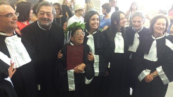 Lecce, a 84 anni si laurea in filosofia con 110 e lode: "Gli anziani sono importanti per la società"