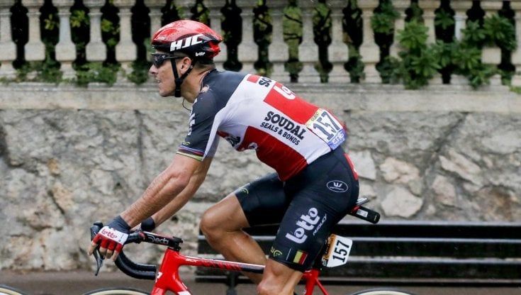 Tour, un cicloamatore cade in discesa: lo soccorrono Gilbert e Froome