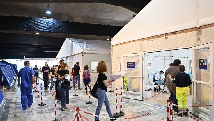 Torino, è corsa al vaccino: esauriti in 5 minuti i 7 mila posti degli open days al Valentino 