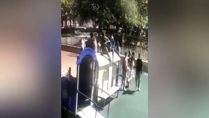 San Nicandro Garganico, ragazzini rompono le giostre del parco: il sindaco mette il video su Facebook. "Vergognatevi, vi denuncio"