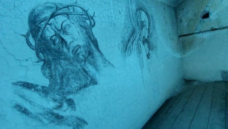 Occupazione nazista, i graffiti ritrovati dei 35 uomini che si salvarono nascondendosi nella soffitta della chiesa
