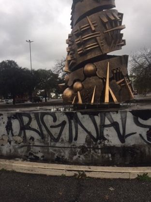 Roma, graffiti e immondizia vicino alla statua di Arnaldo Pomodoro