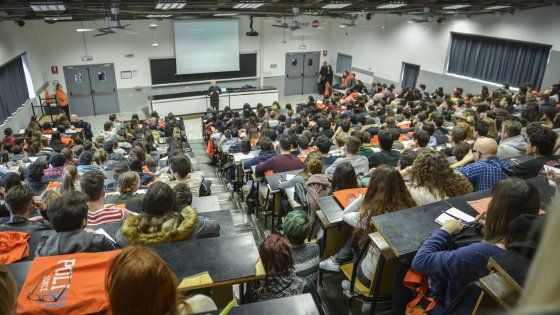 Milano, genitori invadenti all'università dei figli: l'allarme del rettore divide. "Ma è un diritto"