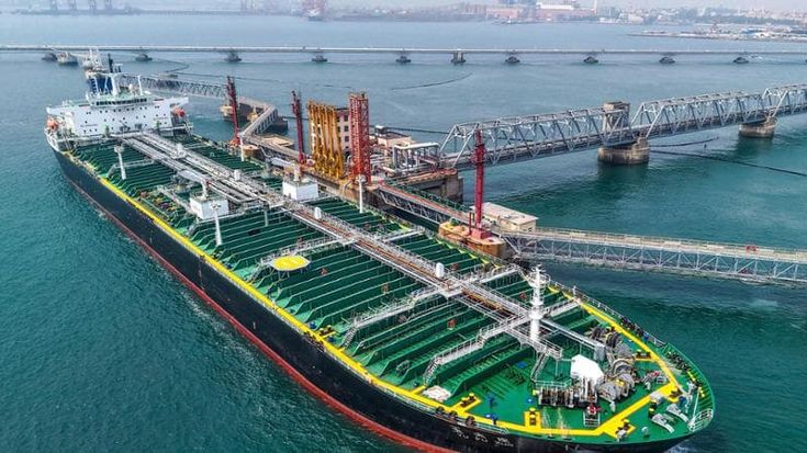 Borse giù, il petrolio corre, occhi puntati sulle navi. E l’Fmi taglia la crescita