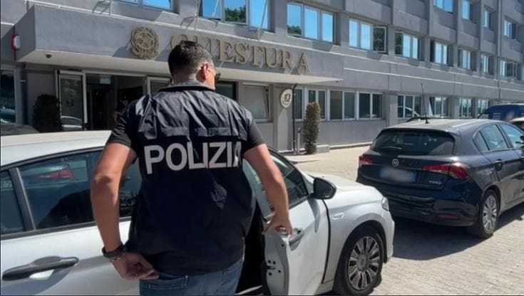 Il menù della droga nel marsupio, le consegne in scooter: arrestato 50enne rider dello spaccio