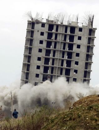 Crimea, demolizione controllata, ma il palazzo non va gi&ugrave;