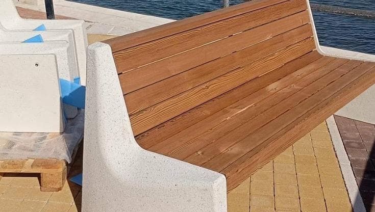 Santo Spirito, dopo le proteste arrivano le panchine sul nuovo waterfront: “Un salotto sul mare”