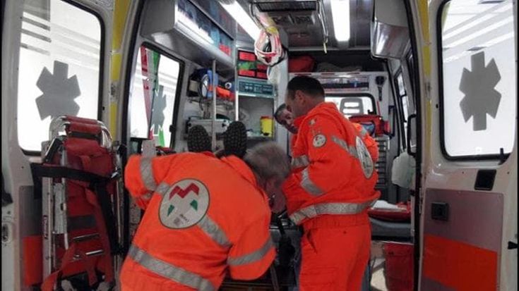 Grave incidente in A4: 21enne sbalzato dall’auto dopo un ribaltamento