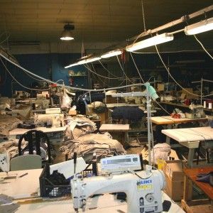Brescia, blitz nel laboratorio lager dei cinesi: gli operai dormivano in piccoli loculi