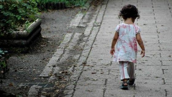 Biella, bimba due anni vaga da sola in strada: salvata da carabinieri