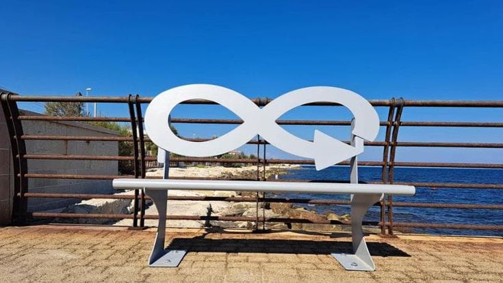 Bari, inaugurata sul lungomare la panchina in acciaio riciclato: “Sensibilizzare alla differenziata”
