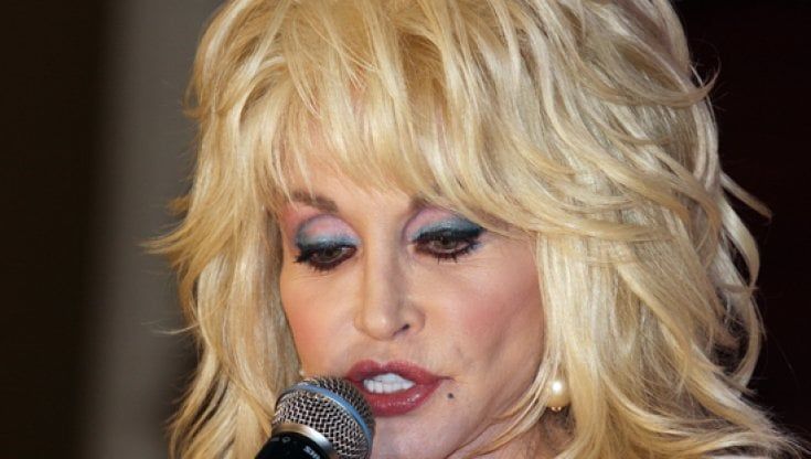 La regina del country Dolly Parton e quel milione di dollari per il vaccino anti-Covid