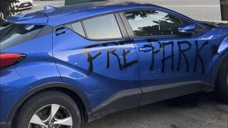 Un fantasma si aggira per le strade della capitale. Il giustiziere (con lo spray) delle auto in sosta vietata