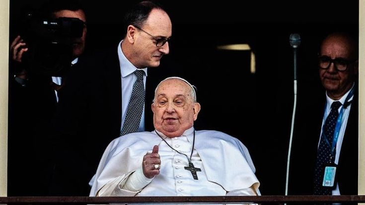 Il Papa ricompare in pubblico: “Ho sperimentato la pazienza”. Poi il primo fuori programma