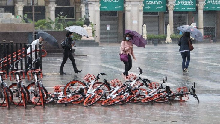 Maltempo, a Milano vento forte lunedì 7 febbraio e scatta l'allerta arancione: "Fate attenzione"