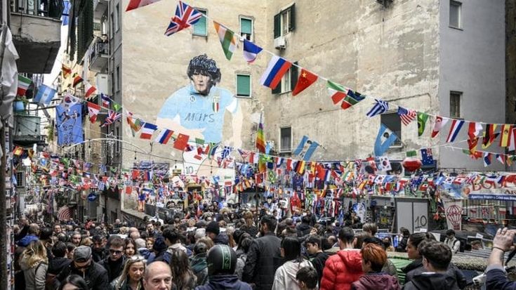 Tassa di soggiorno: dormire a Napoli costerà di più. Il sindaco: “Miglioreremo i servizi”