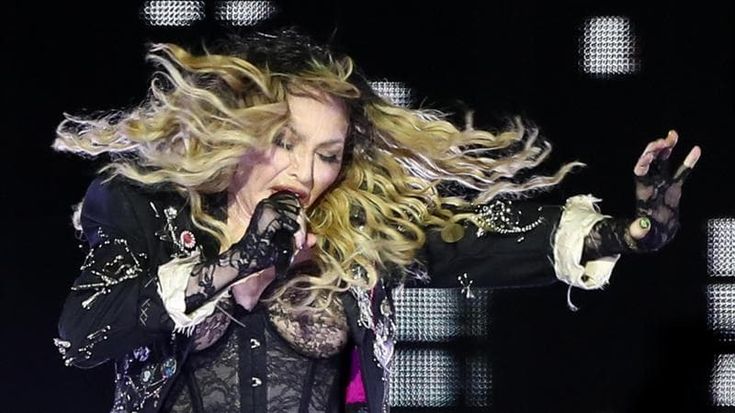 Modonna, Shakira, Coldplay e Bts protagonisti dello show nell’intervallo della finale dei Mondiali