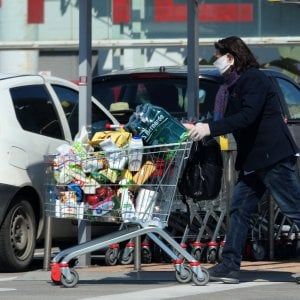 Supermercati, l'annuncio della Regione: "Alla domenica chiuderanno alle 15"