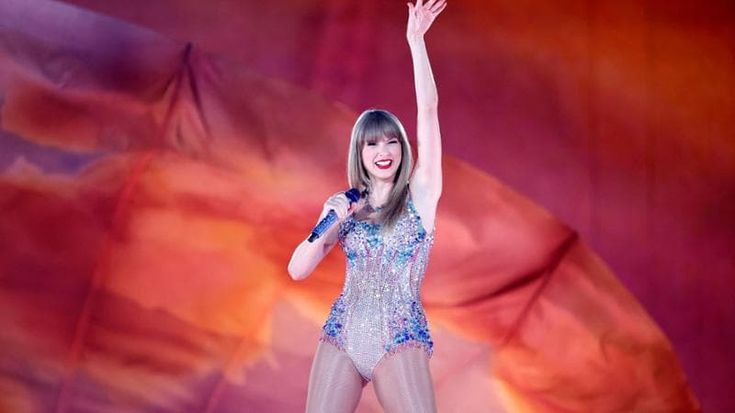 Taylor Swift e l’allarme Covid: "Se eri al concerto di Parigi fatti il tampone"