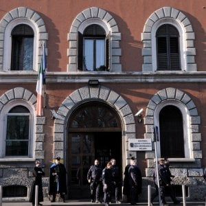 Milano, cerca di scottare la moglie col ferro da stiro: preso, il figlio teste contro di lui