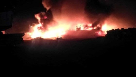 Lampedusa, incendiati i barchini dei migranti. Il sindaco: "Attentato all'immagine dell'isola". Lamorgese: "Individueremo i responsabili"