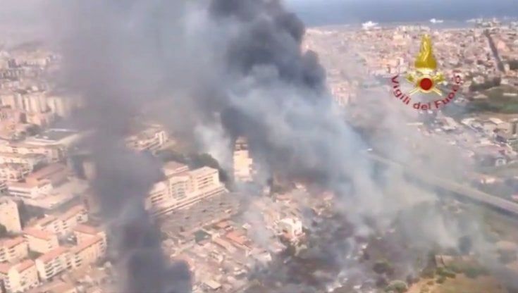Oltre trenta incendi a Catania: 150 persone evacuate via mare, distrutto un lido alla Playa